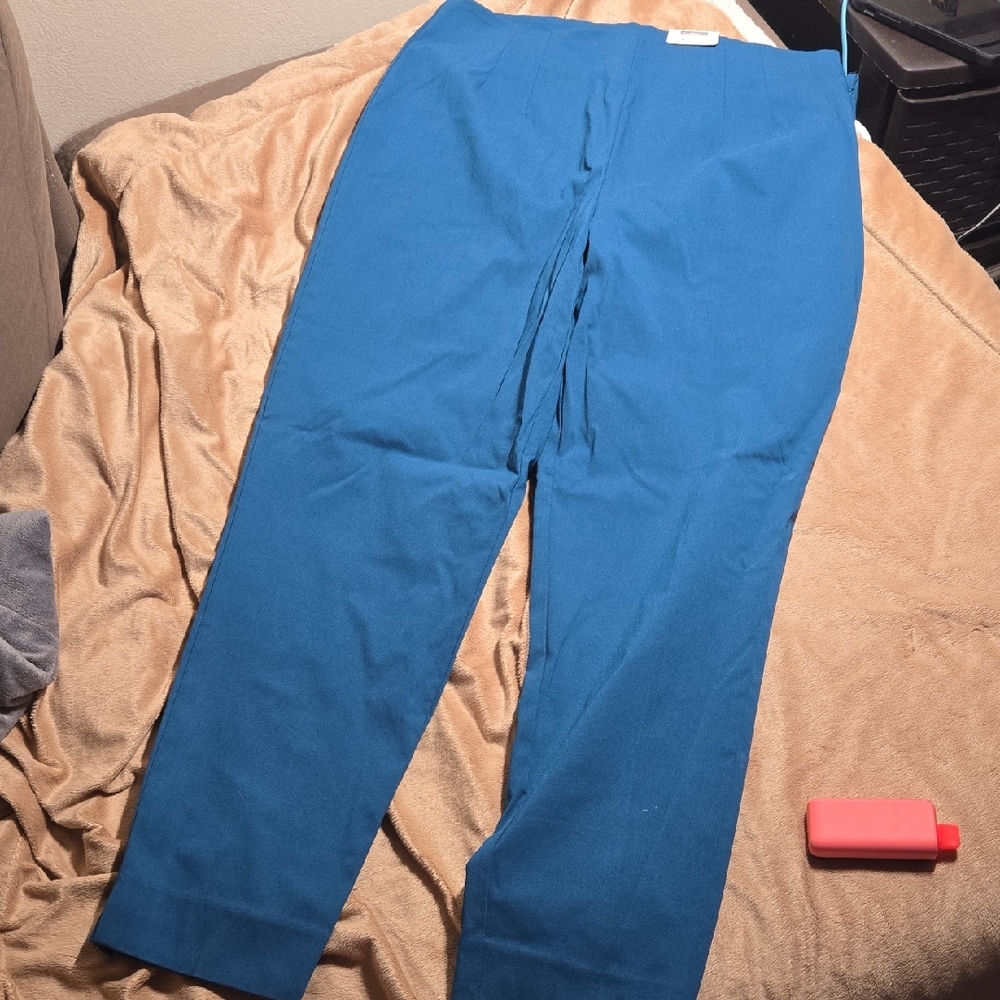 NWT Time and Tru High Rise Blue Capris